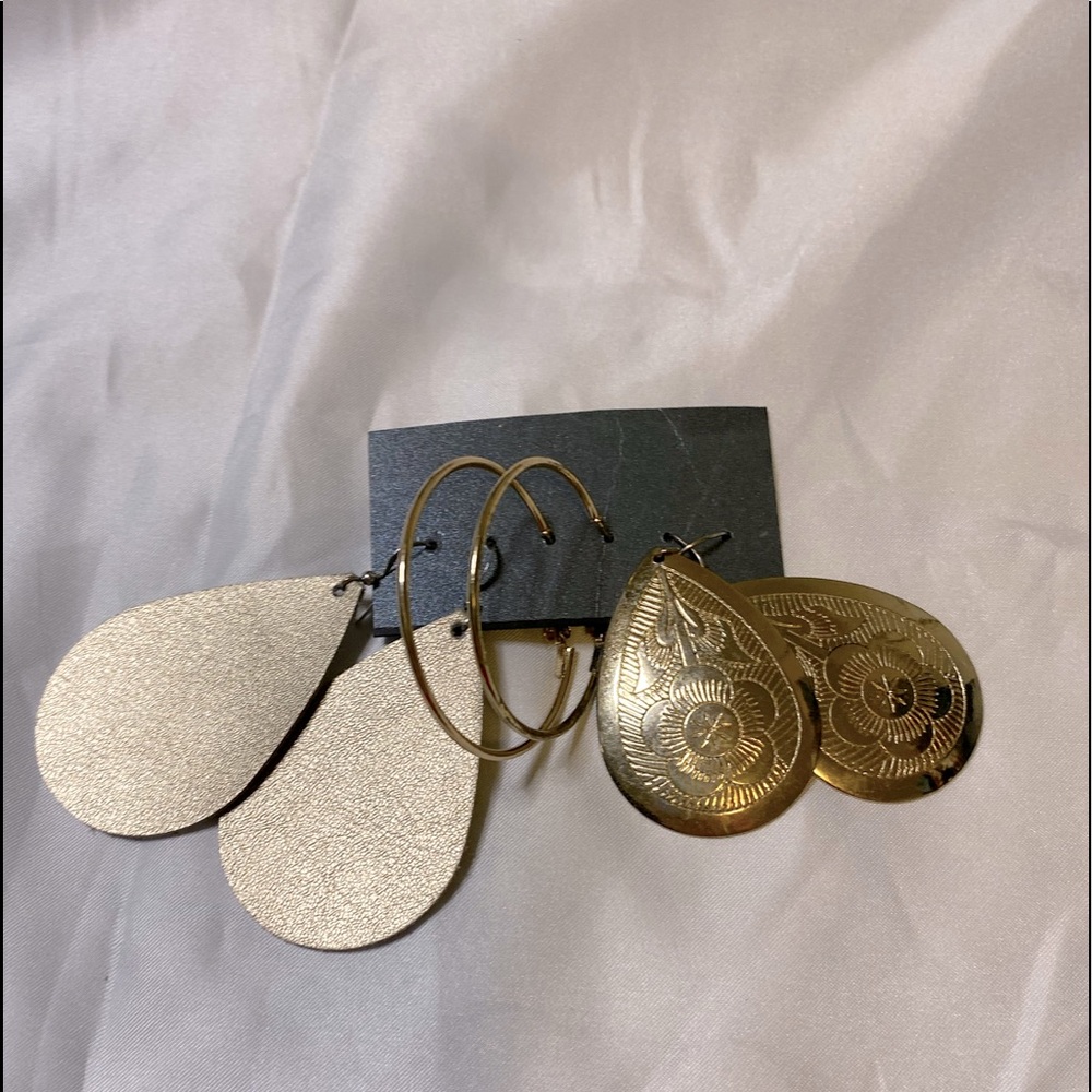 Set of earrings including leather and white gold